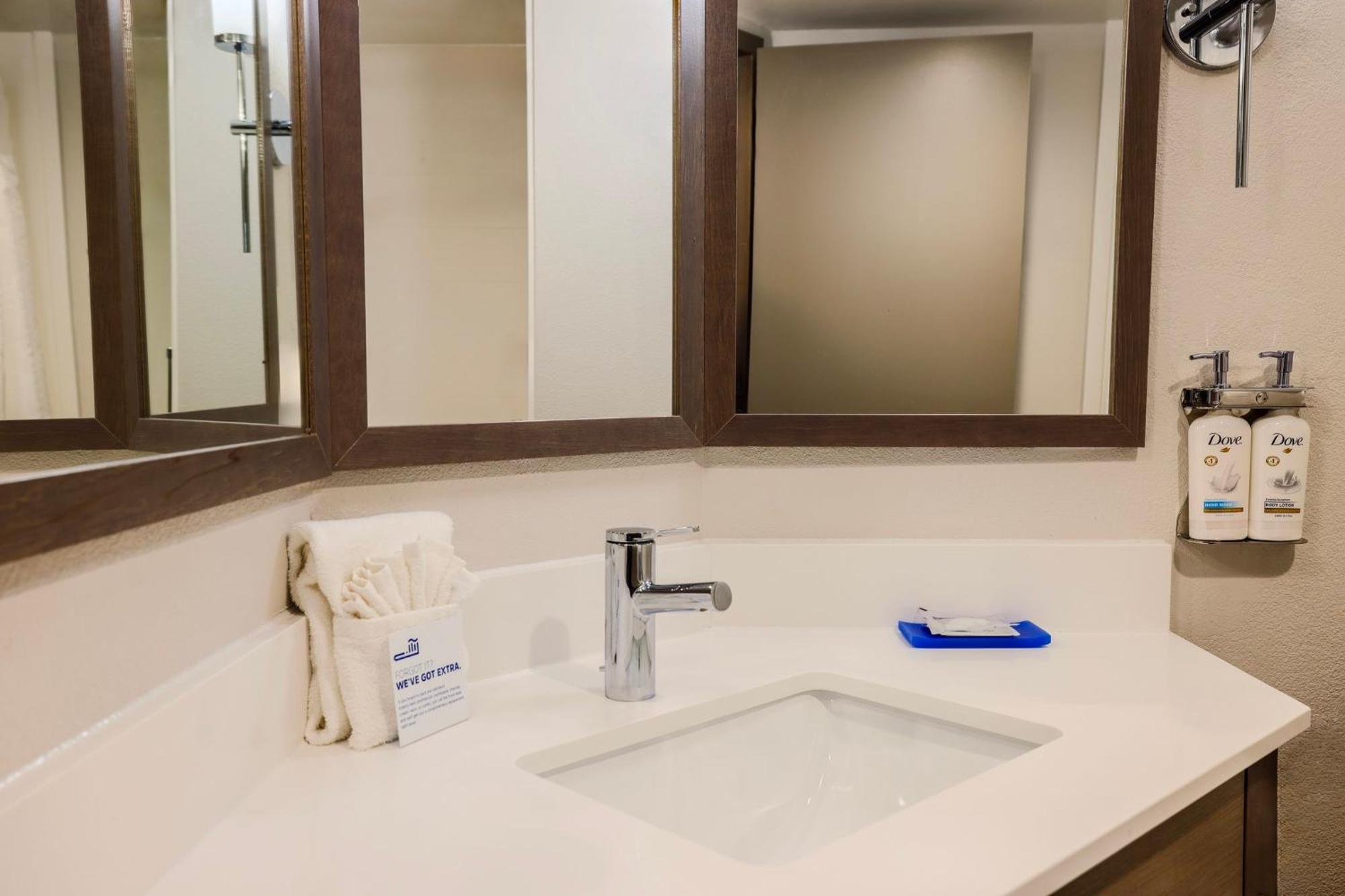Holiday Inn Express Burlington By Ihg Eksteriør bilde